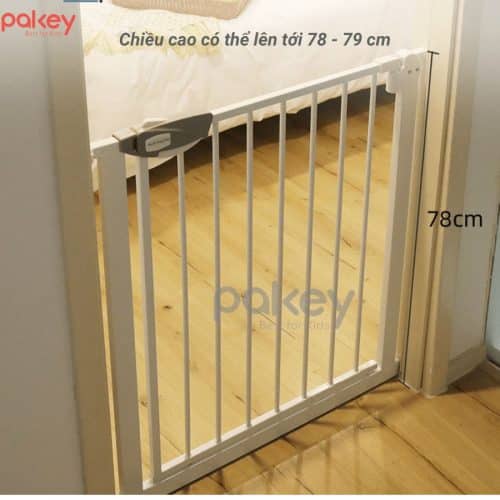 Thanh chắn được gắn chặt vào bức tường hoặc khung cửa bằng các chốt vít chắc chắn, giúp thanh chắn không bị lung lay hay di chuyển trong quá trình sử dụng