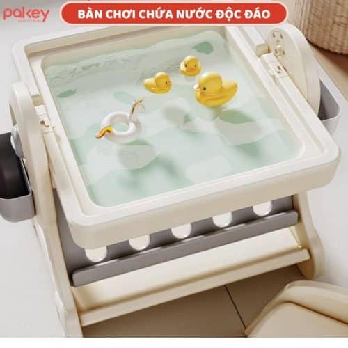 Mặt bàn có thể biến thành bàn chơi nước bằng cách tháo phần mặt bàn ra