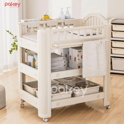 Bàn thay tã có thiết kế 3 tầng giống với chiếc kệ di động