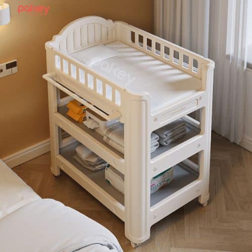 Bàn thay tã cho bé gồm có 3 tầng tạo nên không gian để đồ ngăn nắp, giúp các mẹ lưu trữ các vật dụng cần thiết cho bé
