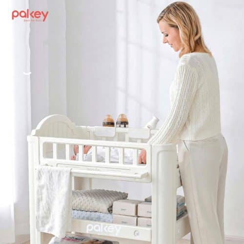 Bàn tã được trang bị thêm các hệ thống cố định an toàn như bánh xe di chuyển 360 độ có chốt khoá an toàn
