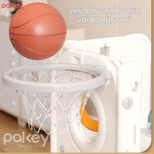 Set bóng rổ được gắn ở thành cầu trượt, phù hợp theo chiều cao của bé