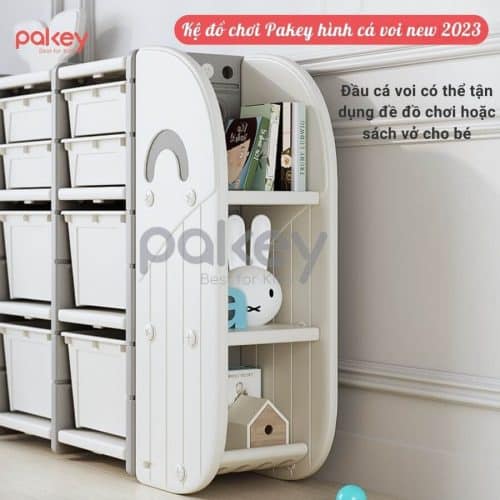Kệ sách được trang bị ở hai phía của kệ đồ chơi, vừa để sách gọn gòn, vừa để được những đồ dùng cần thiết để không gặp khó khăn khi tìm kiếm