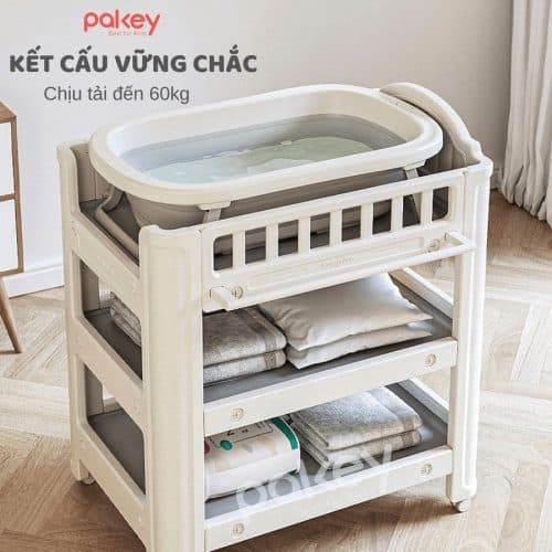 Bàn thay tã cho bé có thêm thanh treo đồ bên hông để mẹ có thể treo đồ mặc hàng ngày để tiện thay cho bé khi cần một cách nhanh chóng nhất