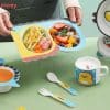 Set ăn dặm sợi tre 5 món A029 với hoạ tiết khủng long xanh dương tạo cảm giác hứng thú cho bé khi bắt đầu quá trình ăn dặm