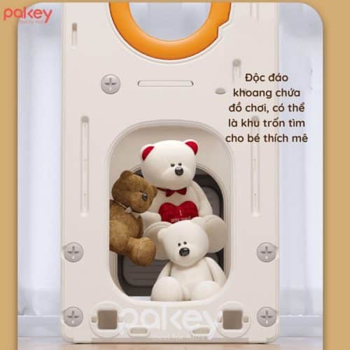 Khoang chứa có thể vừa để đồ chơi vừa là nơi để bé chơi trốn tìm. Một điểm tiện ích mà chưa có sản phẩm cầu trượt nào có