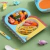 Set ăn dặm bao gồm: Khay ăn chính chia 2 ngăn lớn, bát đựng súp, cốc nước và bộ thìa dĩa.