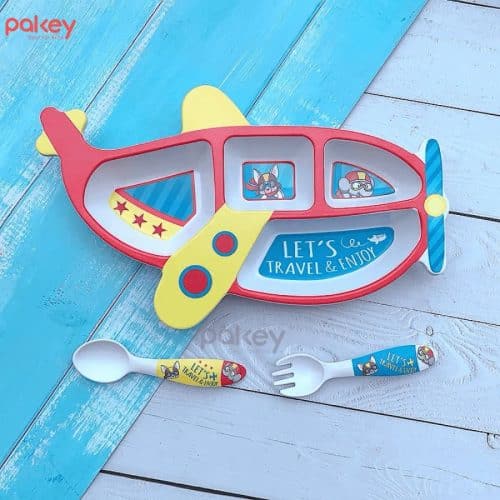 Set ăn dặm sợi tre có hoạ tiết máy bay ngộ nghĩnh kết hợp gam màu chủ đạo nổi bật: xanh vàng và đỏ