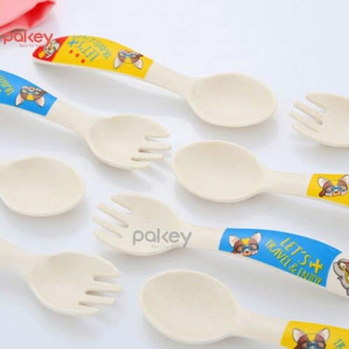Bộ thìa dĩa trong set ăn dặm có kích thước phù hợp để bé cầm nắm dễ dàng, thuận tiện trong việc lấy thức ăn