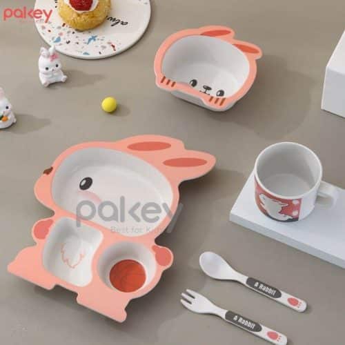 Set ăn dặm sợi tre 5 món A031 17 Set ăn dặm sợi tre còn được áp dụng công nghệ in màu thực phẩm và trên bề mặt được tráng một lớp sợi tre mỏng trong suốt không gây phai màu