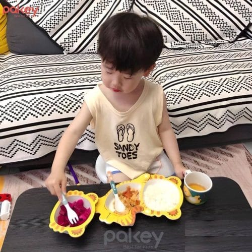 Set ăn dặm sợi tre có kết hợp sắc vàng với hoạt tiết hổ bắt mắt thu hút các bé nhỏ