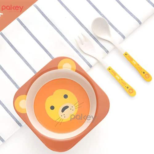 Đi kèm với set ăn dặm là bộ đôi thìa dĩa có kích thước phù hợp với bàn tay bé
