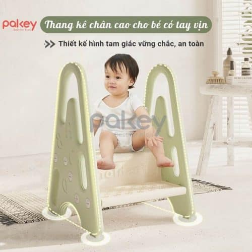 Tay vịn của thang kê chân có độ cao tới 60,8cm dạng cong chắc chắn giúp bé bấu vào 1 cách an toàn