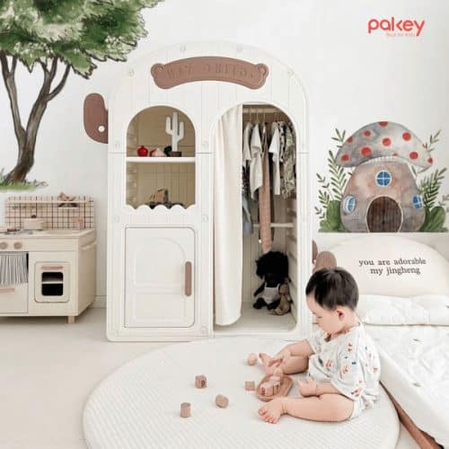 Tủ được decor với nhiều họa tiết đáng yêu, ngộ nghĩnh