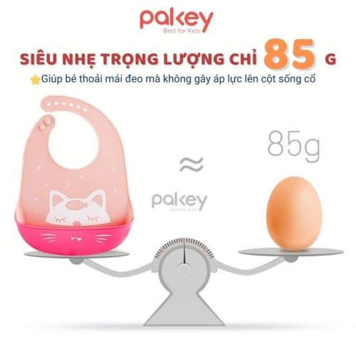 Với trọng lượng chỉ 85g, yếm silicone siêu nhẹ giúp bé đeo mà không gây áp lực lên cột sống cổ và vai