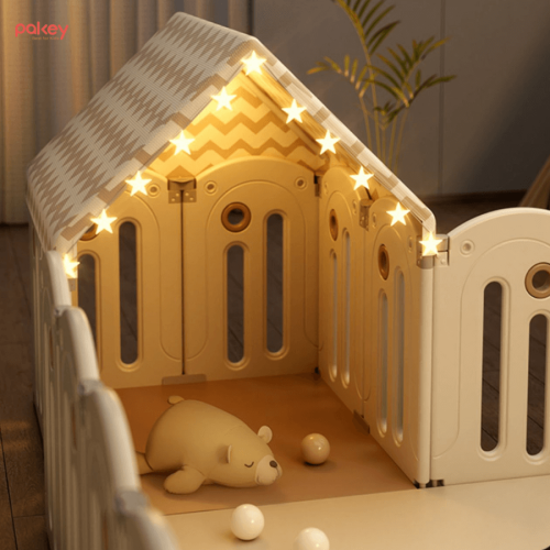 Mái nhà của lều được thiết kế với hoạ tiết vân màu nâu be, mang lại vẻ đẹp tự nhiên và thu hút cho trẻ nhỏ