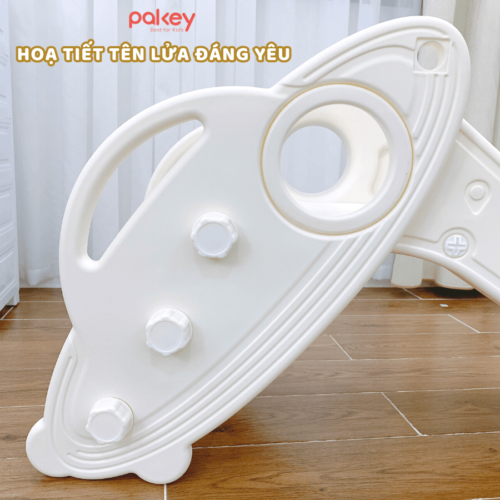 Tay vịn rộng giúp bé dễ dàng cầm nắm, các viền có thiết kế bo cong nhẵn mịn không gây nguy hiểm cho bé.
