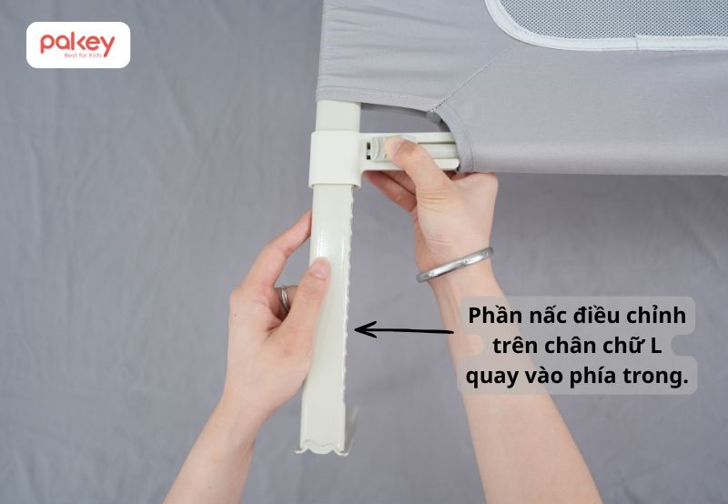 Lần lượt lắp 2 chân chữ L vào 2 thanh trụ dọc sao cho phần nấc trên chân chữ L hướng vào phía trong