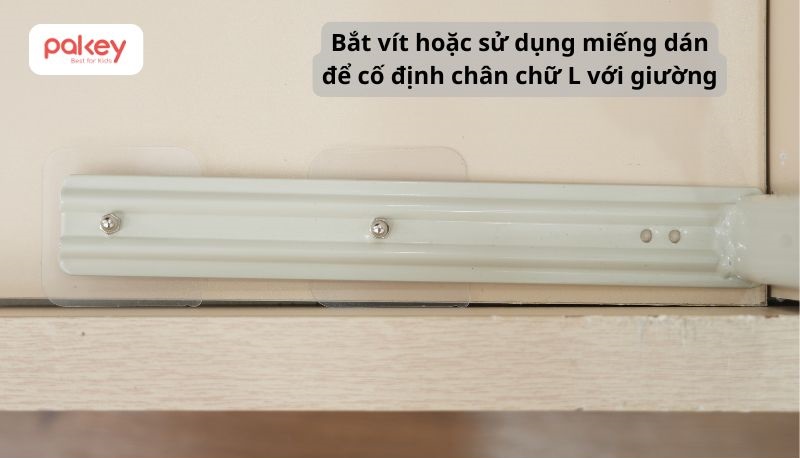 Cố định thanh chắn giường bằng vít hoặc miếng dán chuyên dụng