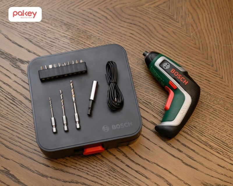 Chuẩn bị khoan để bắt vít giúp cố định thanh chắn giường