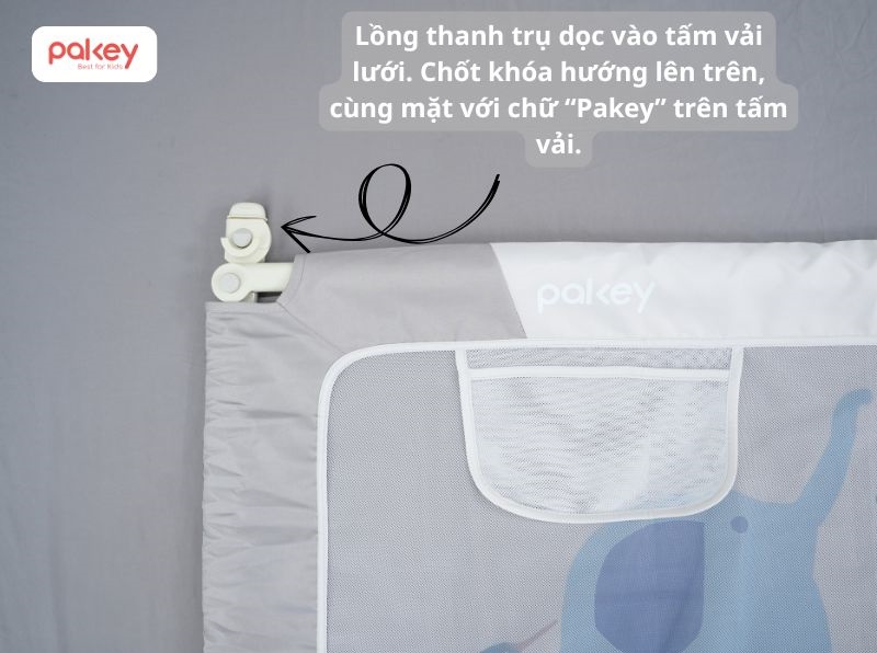 Chốt khóa có chữ "On/Off cùng hướng với chữ "Pakey" trên tấm vải lưới