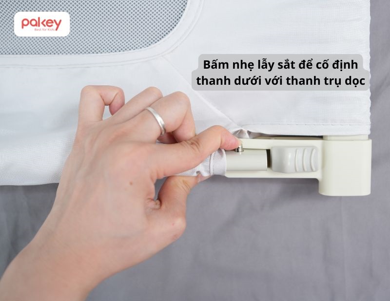 Xoay ngang thanh dưới, ấn nhẹ để cả phần thanh và lẫy bi sắt ở 2 đầu khớp với phần chân của thanh trụ dọc 2 bên