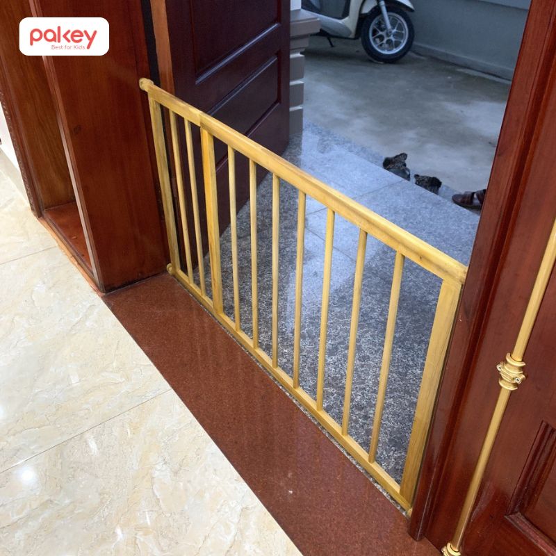 Có nên sử dụng thanh chắn cầu thang bằng gỗ cho bé?