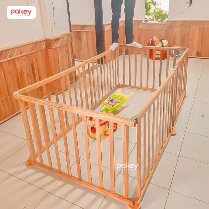 10+ mẫu quây cũi gỗ cho bé đáng mua nhất 2025 13 Khung gỗ dày dặn và các thanh chắn được cố định chặt chẽ giúp quây cũi chịu được lực tác động
