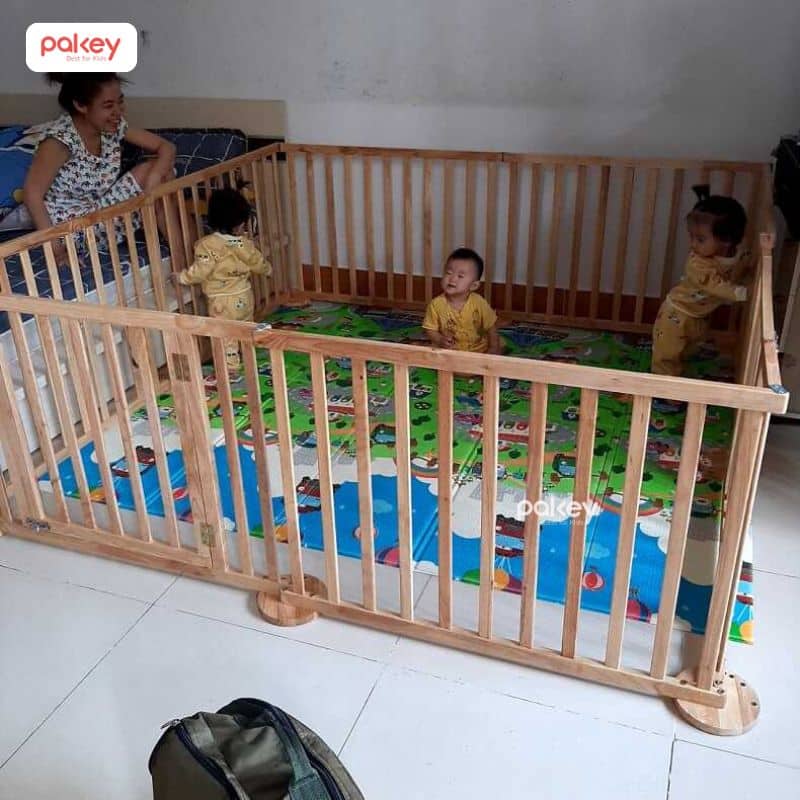 10+ mẫu quây cũi gỗ cho bé đáng mua nhất 2025 14 Quây cũi giúp giới hạn không gian bé chơi, tránh nguy hiểm từ cầu thang, ổ điện, góc bàn,...