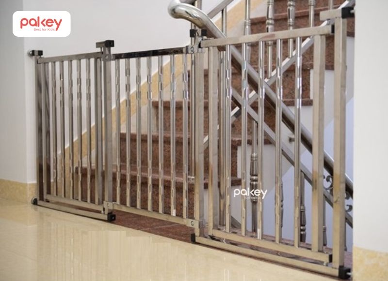 Thanh chắn cầu thang được sử dụng phổ biến trong các gia đình có trẻ nhỏ giai đoạn tập bò, tập đi