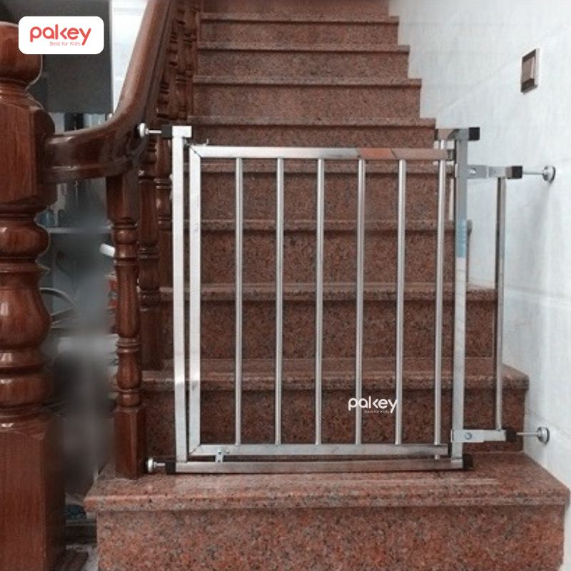 Thanh chắn cầu thang là phụ kiện giúp hạn chế sự di chuyển ở khu vực cầu thang, cửa, ban công, hành lang