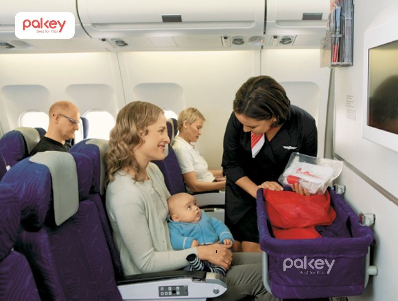 5 điều ba mẹ cần biết khi đặt nôi em bé trên máy bay