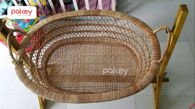 Chọn nôi mây cho bé và 4 lưu ý quan trọng ba mẹ cần biết 6 Nôi mây là loại nôi được đan thủ công từ sợi mây tự nhiên hoặc mây công nghiệp
