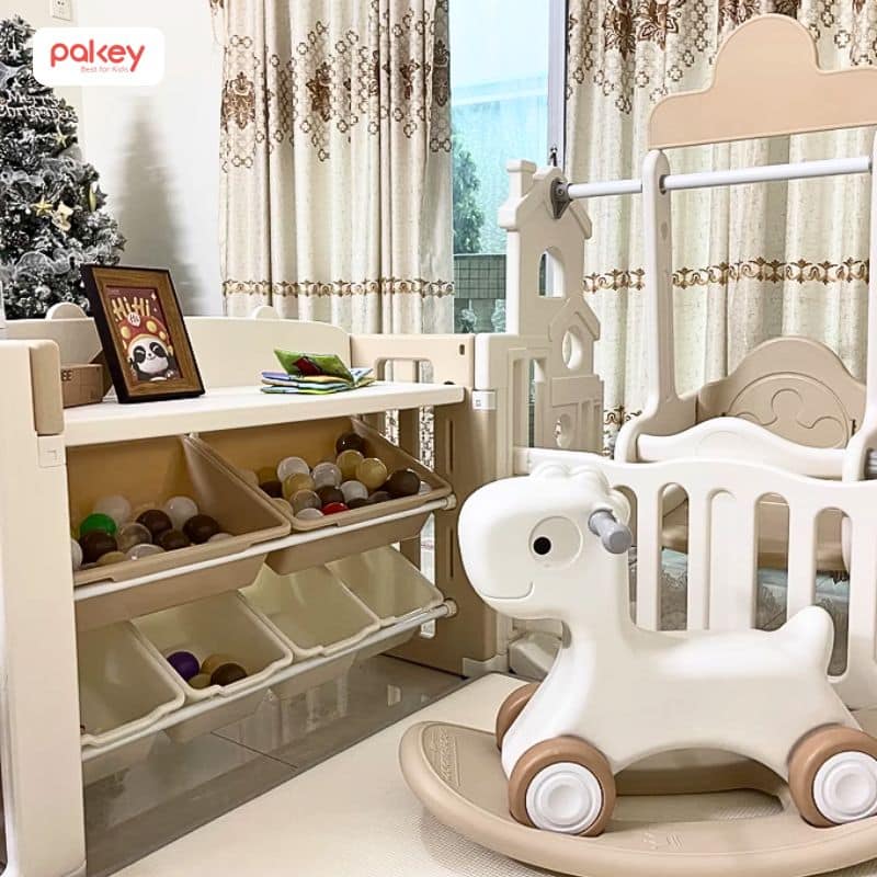 Nếu nhà có diện tích rộng, cha mẹ có thể chọn các sản phẩm vận động như cầu trượt, nhà bóng, xe chòi chân để bé tha hồ chơi đùa