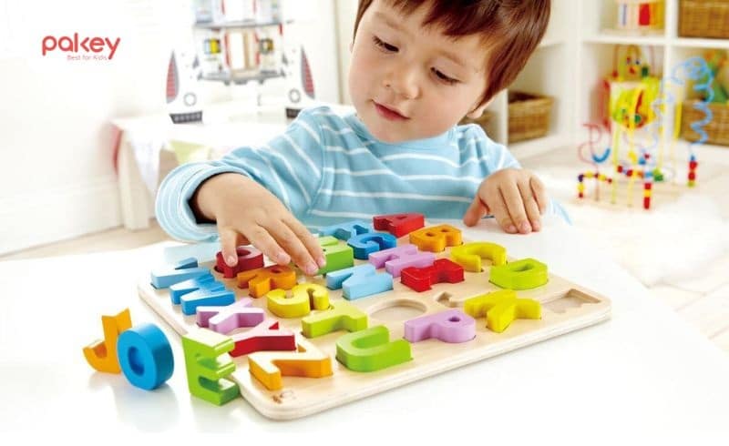 Trẻ 4-5 tuổi có thể sử dụng các loại đồ chơi thông minh để phát triển tư duy toàn diện