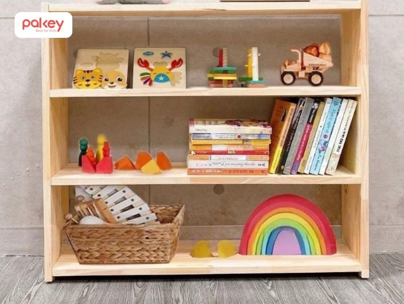 Kinh nghiệm mua kệ đựng đồ chơi cho bé bằng gỗ 16 Bé có thể thoải mái lấy sách, đặt đồ chơi hay tựa nhẹ vào kệ mà không lo bị nghiêng đổ