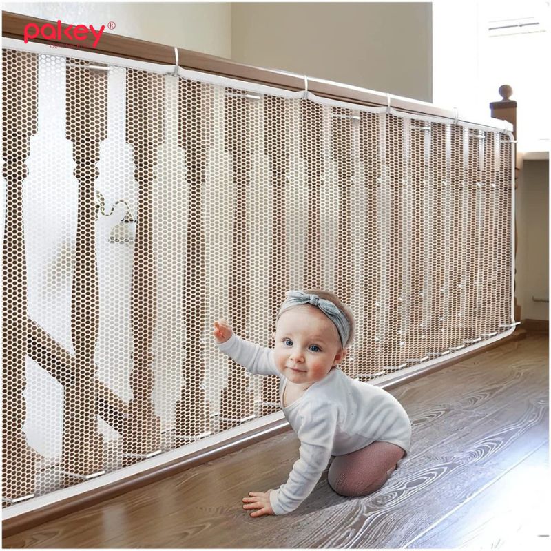 Lưới chắn cầu thang là một loại lưới bảo vệ được lắp đặt dọc theo tay vịn, khe hở cầu thang