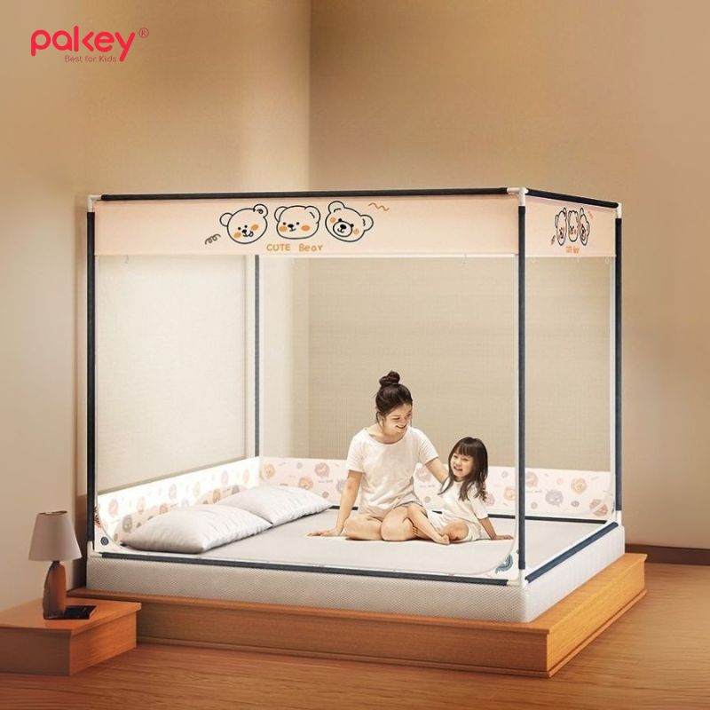 Màn chống ngã cho bé là một loại khung bảo vệ kết hợp với lưới hoặc màn chắn, được lắp đặt xung quanh giường hoặc nôi của bé