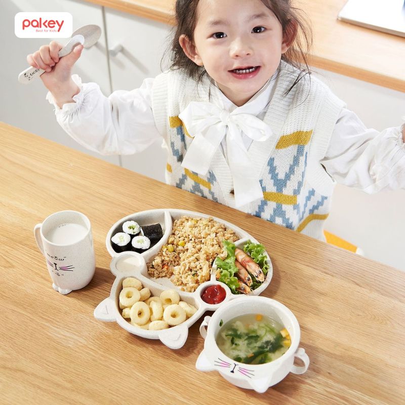 Để đựng và phân chia các món ăn trong mỗi bữa của trẻ thì một chiếc khay ăn dặm là dụng cụ không thể thiếu