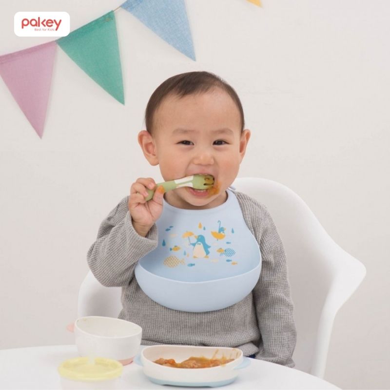 Yếm chống thấm được làm từ silicone hoặc vải chống nước (có túi hứng hoặc không) giữ quần áo bé sạch, giảm tần suất thay đồ giữa bữa