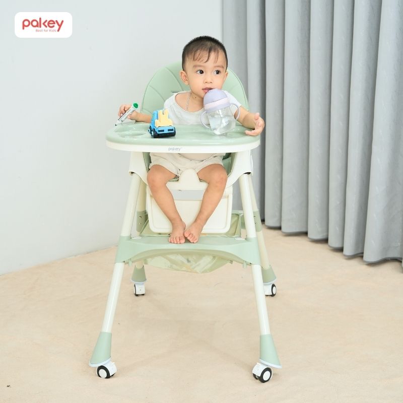 Khi có ghế ăn riêng, bé sẽ học cách ngồi ăn đúng chỗ, tập trung vào bữa ăn, giảm tình trạng vừa ăn vừa chơi
