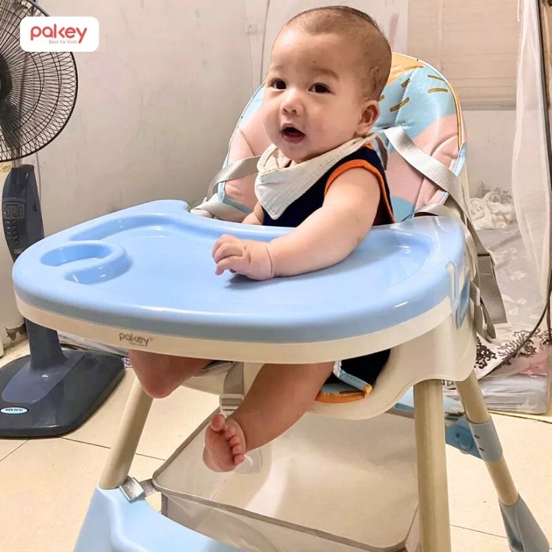 Ghế ăn dặm là một sản phẩm hỗ trợ bé trong giai đoạn bắt đầu ăn dặm, thường từ 6 tháng tuổi trở lên