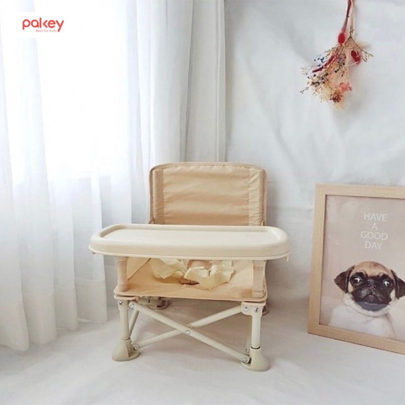 Ghế ăn dặm du lịch là dòng ghế ăn dặm mini (ghế ăn dặm lùn) sở hữu kích thước nhỏ đồng thời có thể gấp gọn tiện lợi