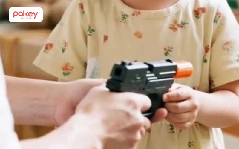 Mua súng đồ chơi cho trẻ và những lưu ý quan trọng cho ba mẹ 10 Dù chọn được sản phẩm an toàn, ba mẹ vẫn nên giám sát và hướng dẫn trẻ cách chơi an toàn