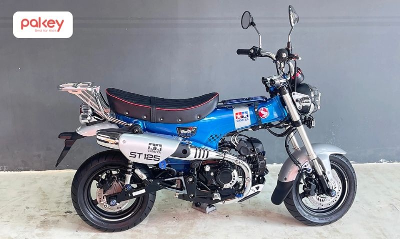 Bé có thể đẩy hoặc điều khiển để xe chạy, giúp trẻ phát triển kỹ năng vận động