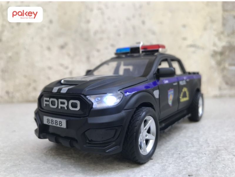 Xe cảnh sát cũng là một trong những loại xe đồ chơi mà bé trai nào cũng cảm thấy hứng thú