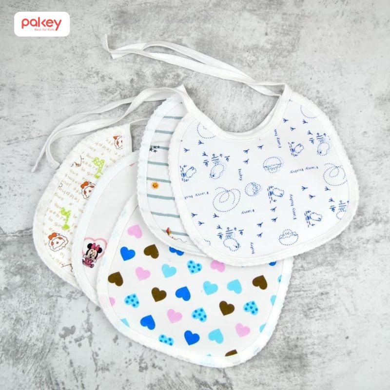 Yếm vải thường làm từ cotton, bamboo hoặc blend cotton-poly với ưu điểm mềm mại, mỏng nhẹ