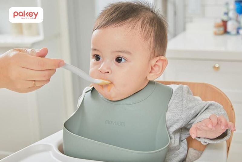 Yếm ăn dặm là hàng rào bảo vệ quần áo và cơ thể bé khỏi thức ăn