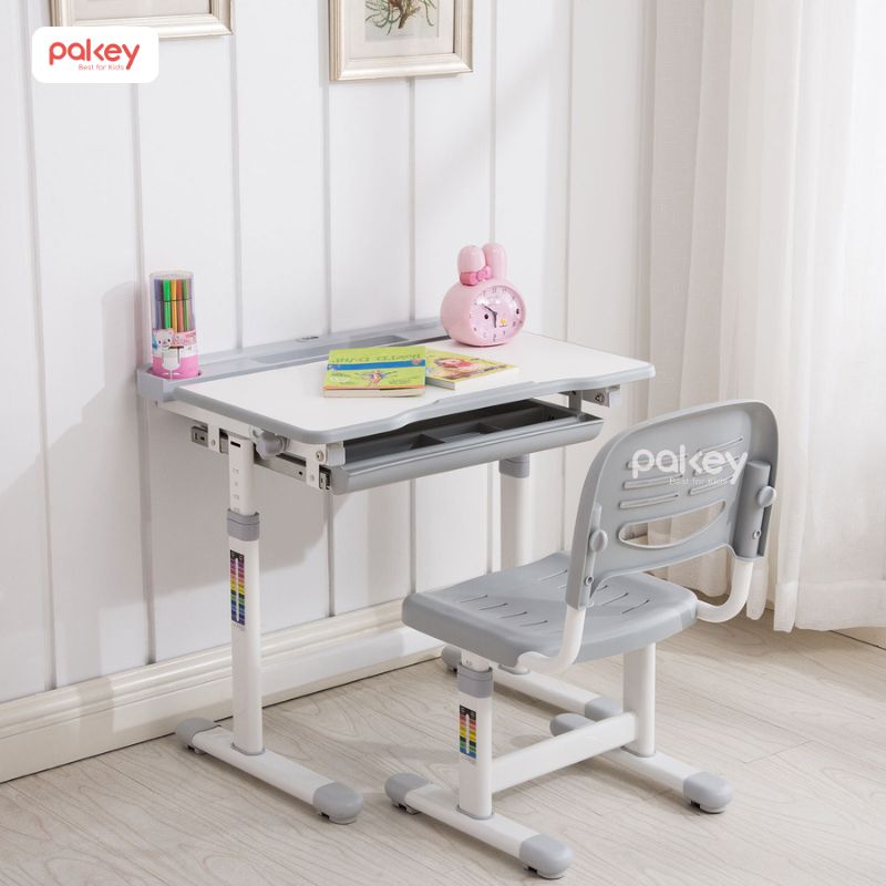 Bàn học cần vừa vặn với không gian phòng và phù hợp với vóc dáng của bé