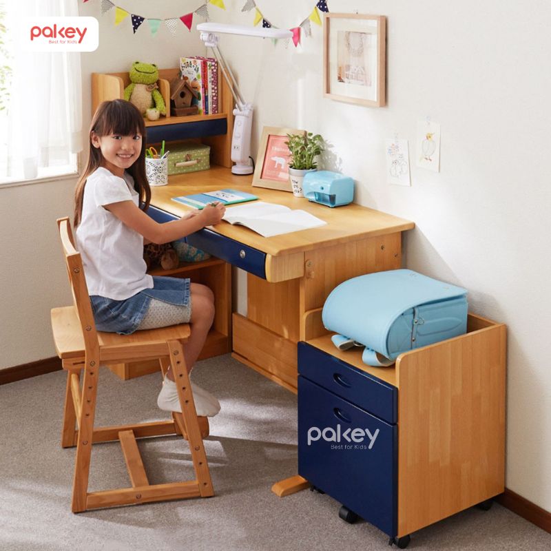 Một bộ bàn học phù hợp giúp bé cảm thấy thoải mái và tự tin hơn, từ đó có thể dễ dàng tập trung và sáng tạo